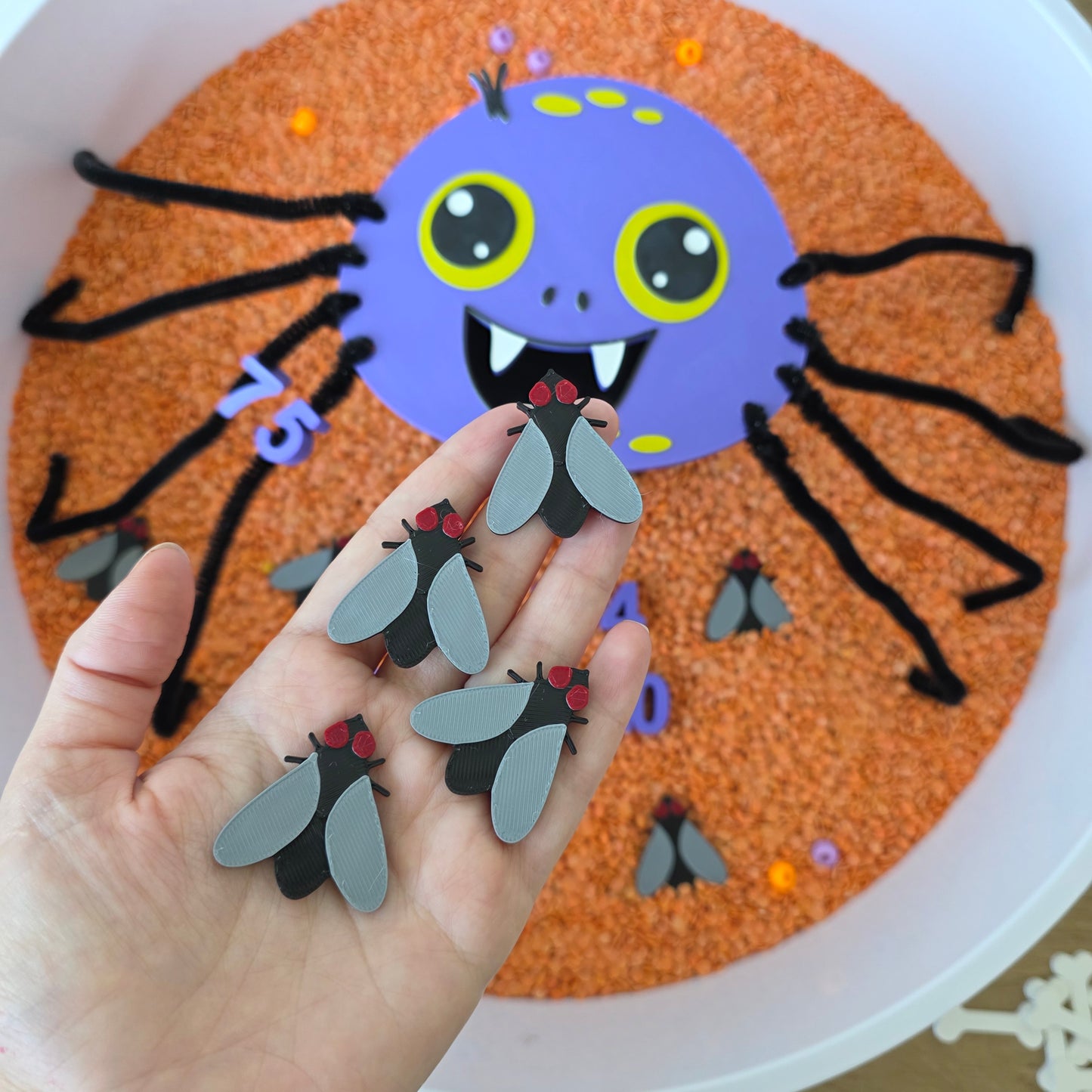 Păianjen – capac interactiv pentru tubul de hrănire