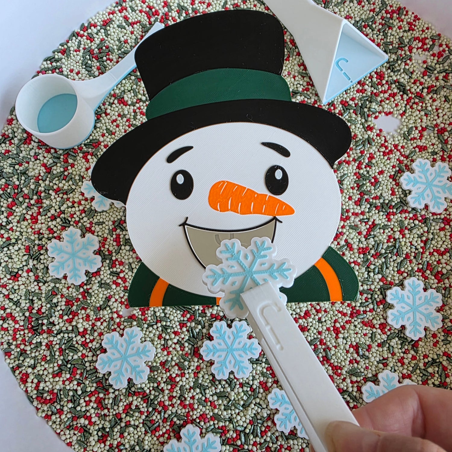 Joacă cu tubul de hrănire