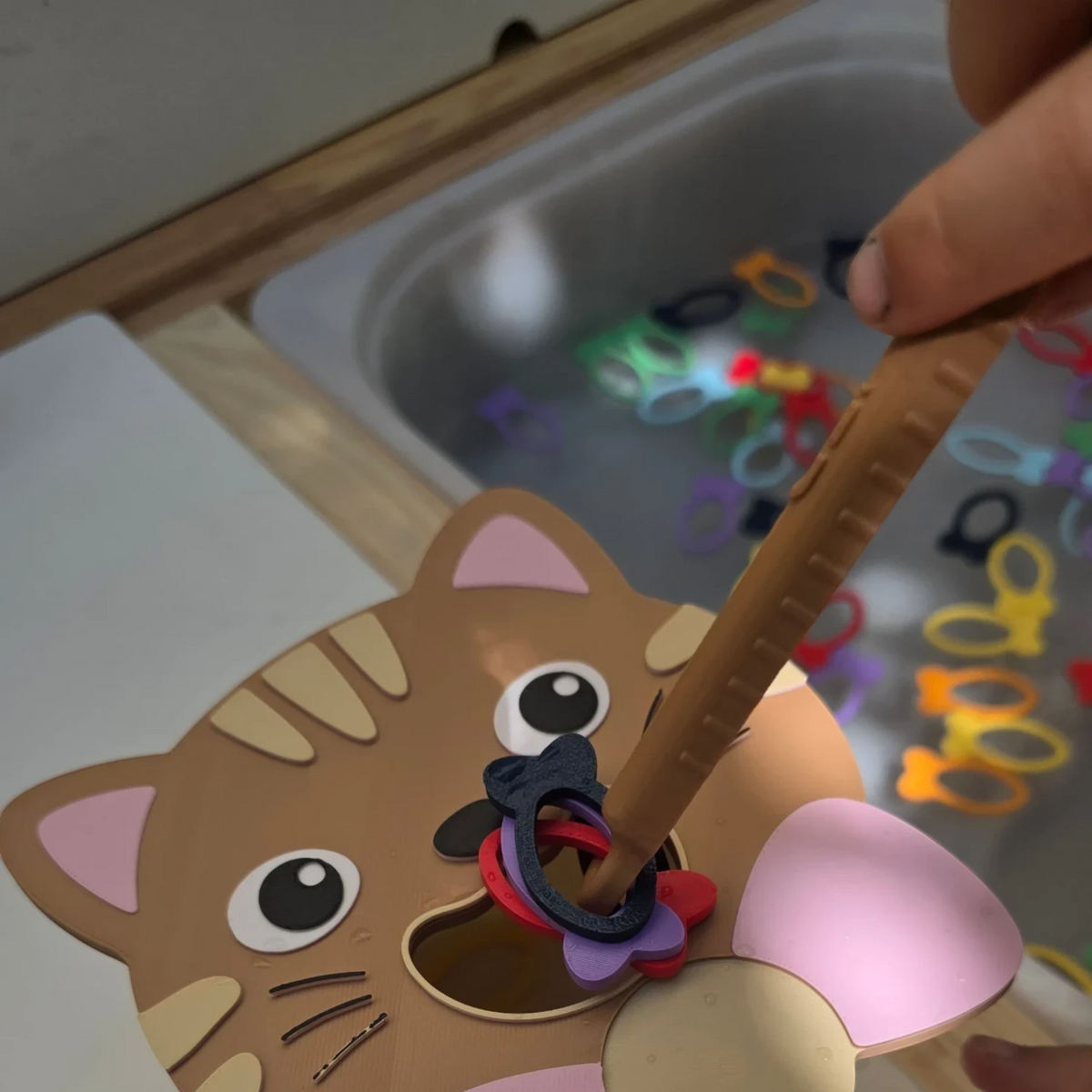 JoinIN Peștișorii Curcubeu educational sorting game with a cat-shaped container and colorful plastic fish pieces